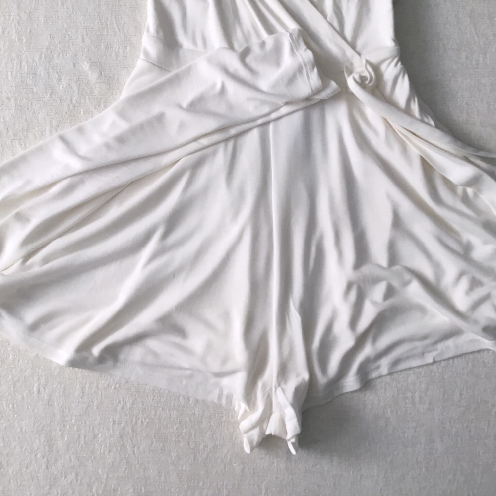 Urban Outfitters Kimchi Blue Size Small White Romper Flirty Girly Wrap Style - Picture 3 of 14